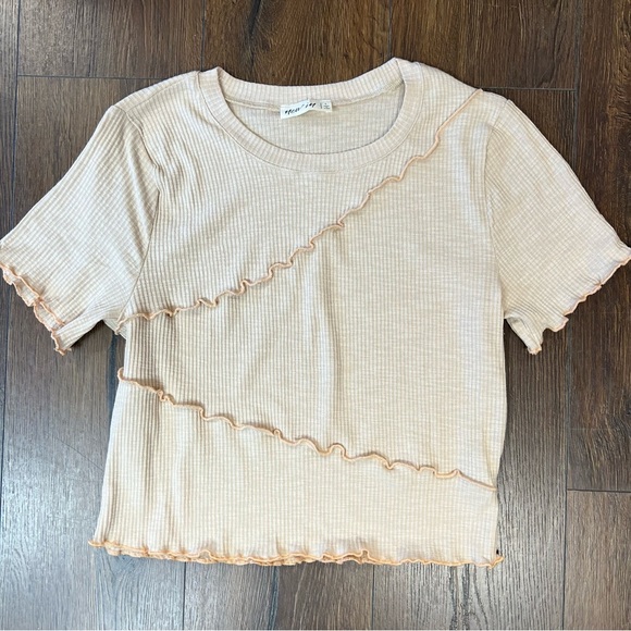 New In Tan Ruffle Tee SZ LG - Picture 2 of 5